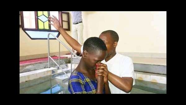 Culto de batismo em Bujumbura, Burundi - galerias/4845/thumbs/01burundi.jpeg