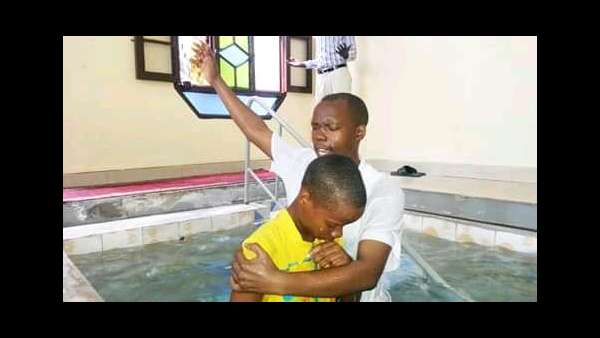 Culto de batismo em Bujumbura, Burundi - galerias/4845/thumbs/02burundi.jpeg