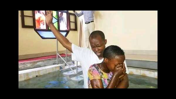 Culto de batismo em Bujumbura, Burundi - galerias/4845/thumbs/03burundi.jpeg