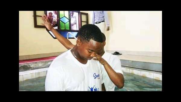 Culto de batismo em Bujumbura, Burundi - galerias/4845/thumbs/04burundi.jpeg